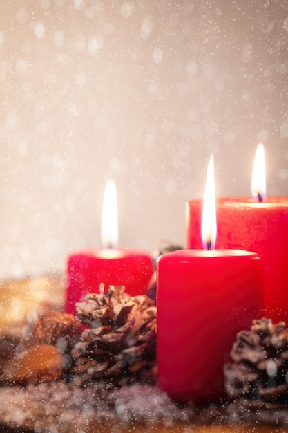 Bożenarodzeniowe świeczki Z Boże Narodzenie Dekoracjami, Bożymi Narodzeniami Lub Nowy Rok Atmosferą, Selekcyjna Ostrość