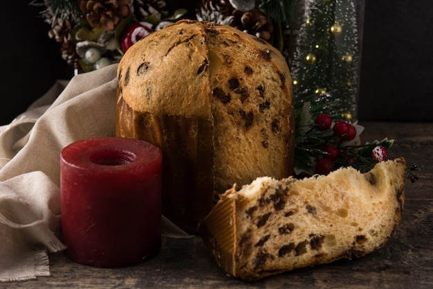 Bożenarodzeniowy czekoladowy panettone tort na drewnianym stole