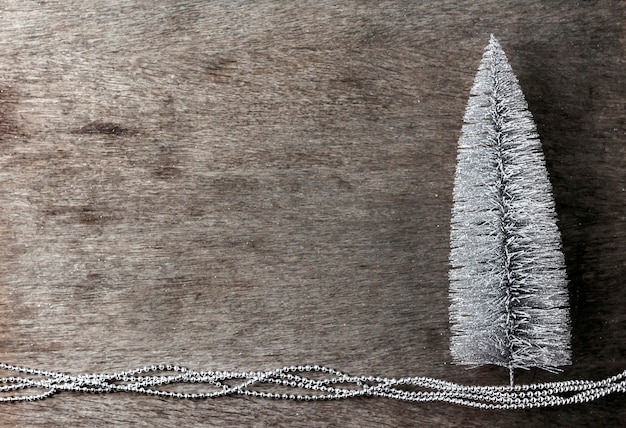 Zdjęcie bożenarodzeniowy skład z srebną choinką na drewnianym tle. boże narodzenie, nowy rok koncepcji