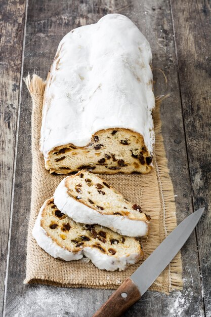 Bożenarodzeniowy Stollen Tradycyjny Niemiecki Bożenarodzeniowy Deser Na Drewnianym