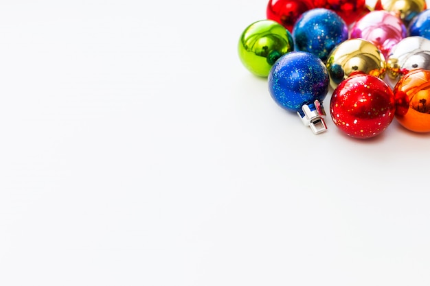 Zdjęcie bożenarodzeniowy tło z kolorowymi dekoracyjnymi piłkami dla choinki.