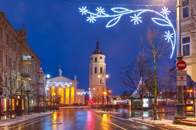 Bożonarodzeniowa perspektywa Giedymina i dzwonnica katedralna, Wilno, Litwa, kraje bałtyckie.