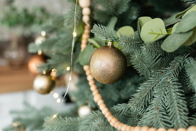 Bożonarodzeniowe światła wiesza w drzewie
