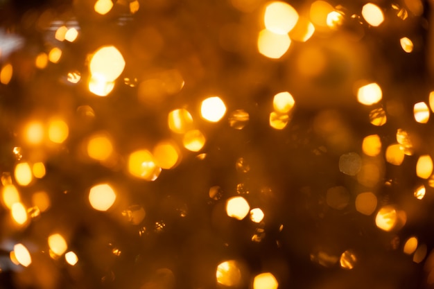 Bożych Narodzeń zamazani złoci światła z ostrości na drzewie, świąteczny bożego narodzenia tło