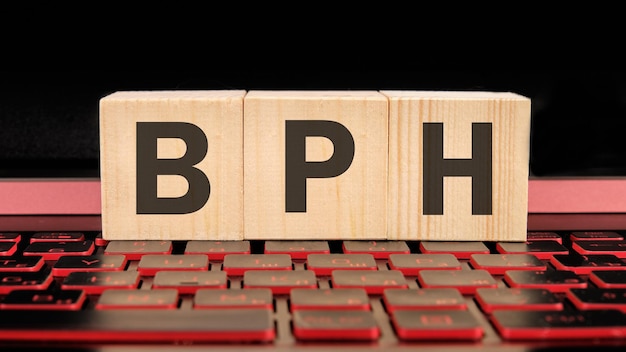 BPH Łagodny rozrost prostaty napisany na drewnianych kostkach na klawiaturze laptopa