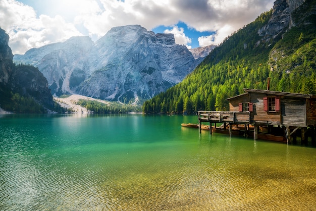Braies jezioro w dolomit górach Seekofel, Włochy