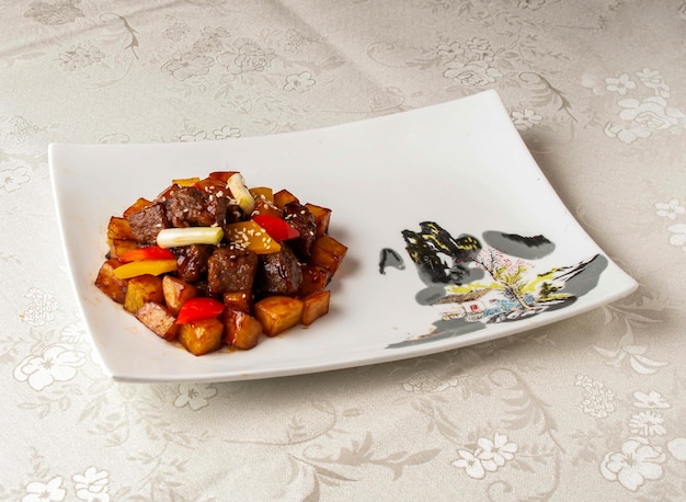 Braised Beef Fillet with Potato Wedges podawane danie izolowane na tle z góry widok chińskiego jedzenia w Hongkongu