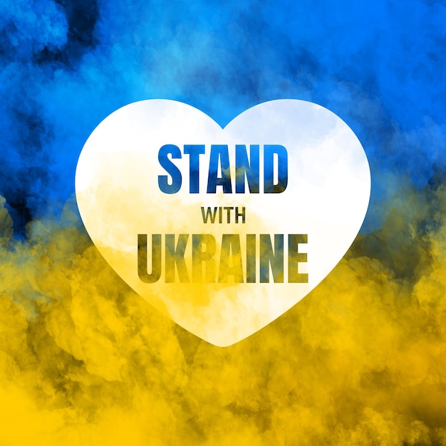 Brak koncepcji wojny słowa stoją z Ukrainein w białym sercu na tle zadymionych flag Ukrainy