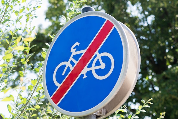Brak oznak ruchu rowerowego na zielonych krzewach