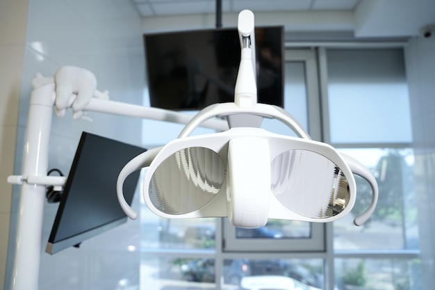 Brak zdjęć osób z lampą dentystyczną na fotelu dentystycznym