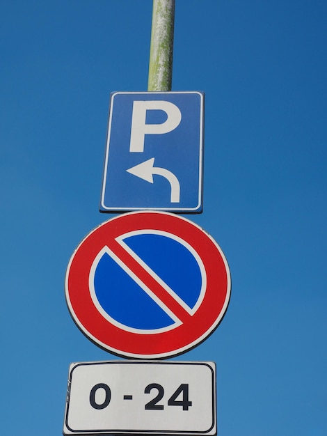 Brak znaku parkingowego nad błękitnym niebem