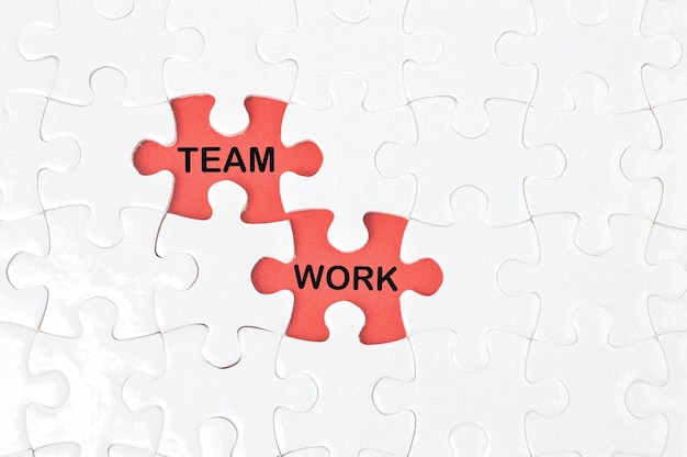 Brakujące puzzle napisane z TEAM and WORK Koncepcja biznesowa