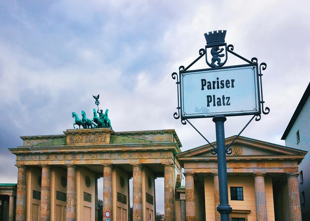 Brama Brandenburska na placu Pariser Platz w centrum Berlina, Niemcy