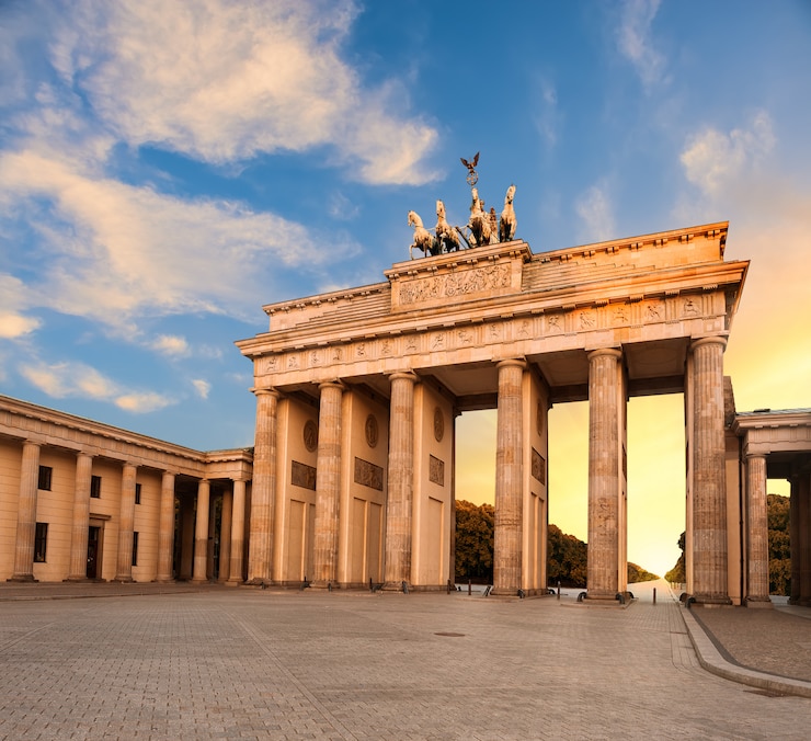Zdjęcie brama brandenburska w berlinie, niemcy o zachodzie słońca