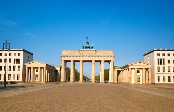 Zdjęcie brama brandenburska w berlinie, niemcy, w jasny dzień z błękitnego nieba
