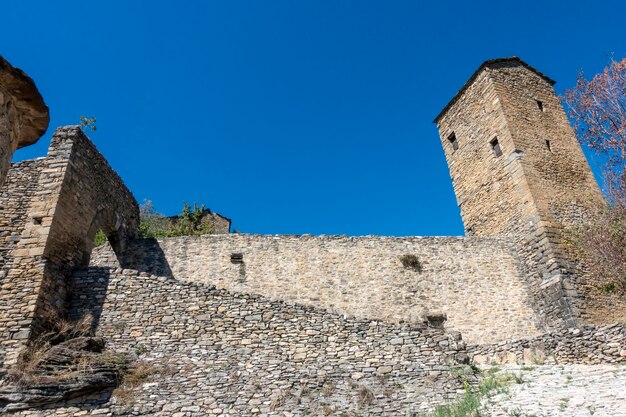 Brama Forana i wieża więzienna w Montananie z XVI wieku Huesca Aragon Hiszpania