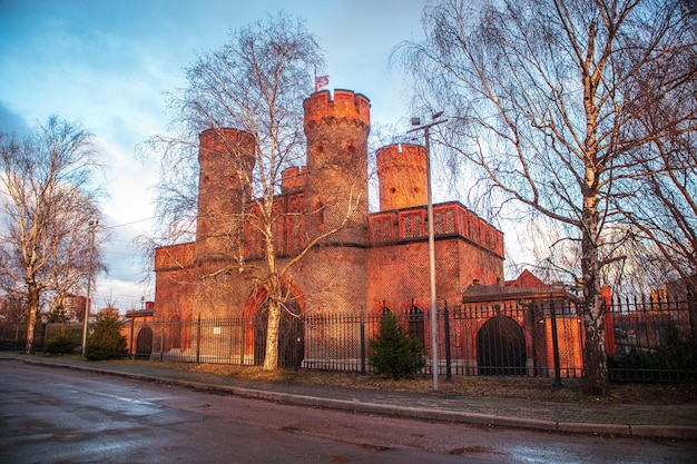 Brama Friedrichsburg o zachodzie słońca Kaliningrad Rosja