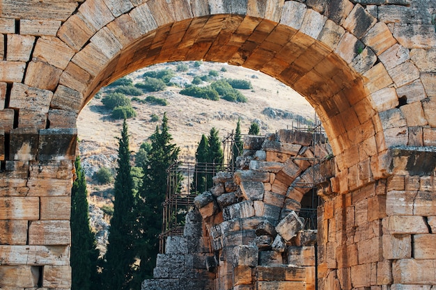 Brama Frontina do rzymskiego świętego starożytnego miasta Hierapolis.