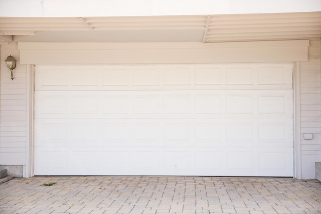 Brama garażowa z białymi drzwiami z napisem „brama garażowa”.