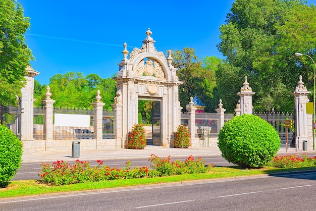 Brama Główna W Parku Buen Retiro (parque De El Retiro)- Największy I Najpiękniejszy Z Madryckich Parków. Madryt.