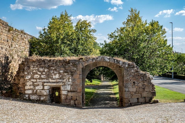 Brama w starych murach w zabytkowym mieście Miranda do Douro Portugalia