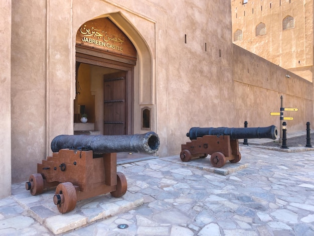 brama zamku Jabreen, miasto Bahla w Omanie