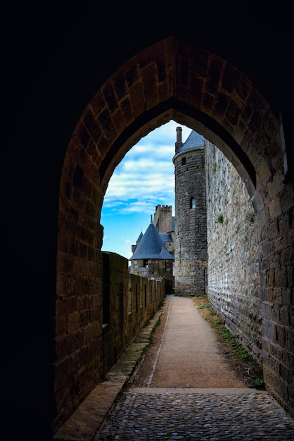 Brama zamku w mieście otoczonym murami (La CitÃƒÂ© w języku francuskim) Carcassonne we Francji.