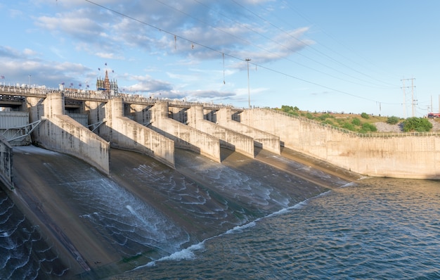 Brama zapory w wieczór, The Pa Sak Cholasit Dam