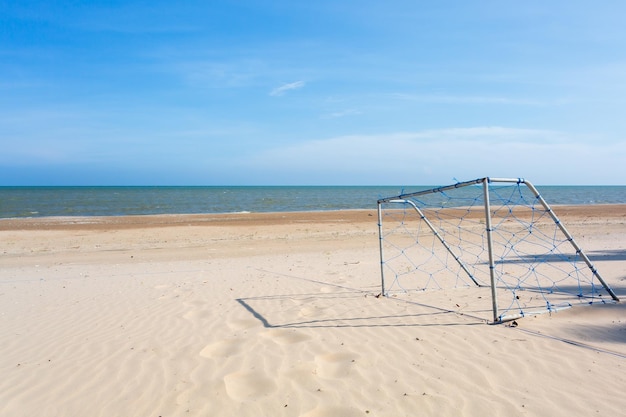 Bramka do piłki nożnej plażowej pod błękitnym niebem Bramka do piłki nożnej lub piłki nożnej na plaży z gniazdem i błękitnym niebem z