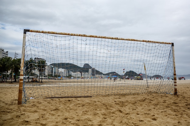 Bramka do piłki nożnej plażowej w piasku.