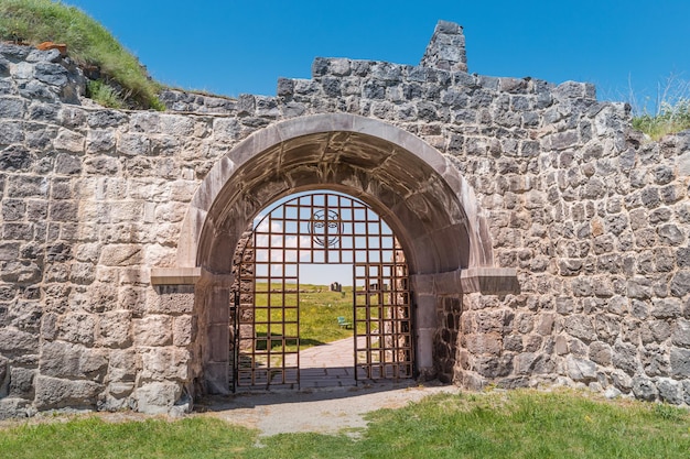 Bramy wejściowe do ruin twierdzy i starożytnej osady Lori Berd Podróże i miejsca historyczne w Armenii