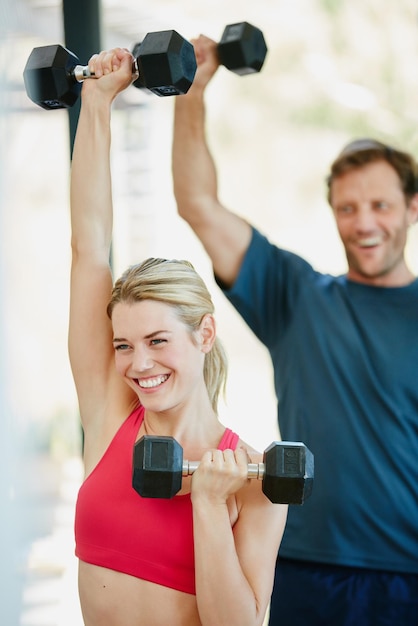 Branie fitnessu we własne ręce Przycięte zdjęcie wysportowanej pary ćwiczącej razem w domu