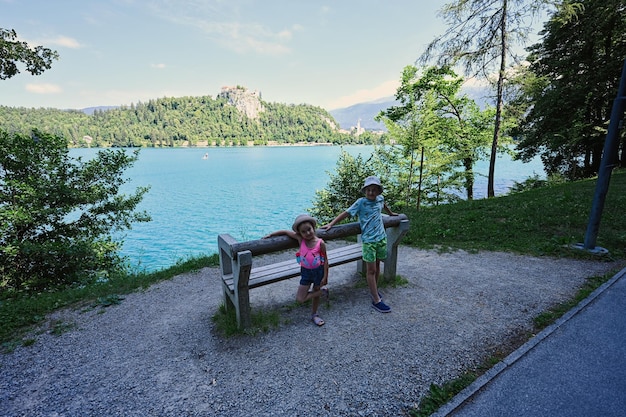 Brat z siostrą przed widokiem na piękny zamek Bled z jeziorem Bled Słowenia