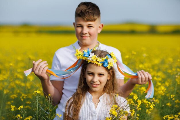 Brat Zaplata Wstążki W Ukraiński Wieniec Na Głowie Siostry Na Polu Rzepaku Pod Czystym Niebem