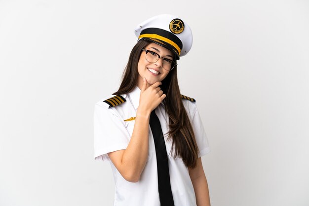 Brazilian girl Pilot samolotu na pojedyncze białe tło w okularach i uśmiechnięte