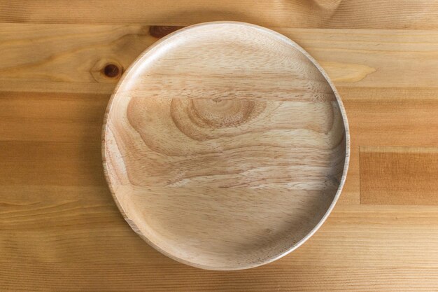 brązowa drewniana płytka na drewnianym tle stołu