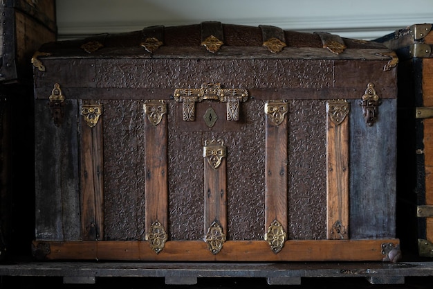 Brązowa drewniana walizka w stylu vintage
