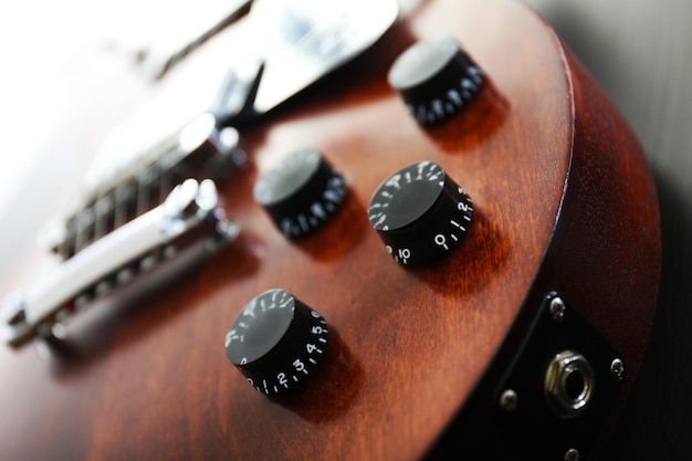 Zdjęcie brązowa gitara elektryczna z bliska