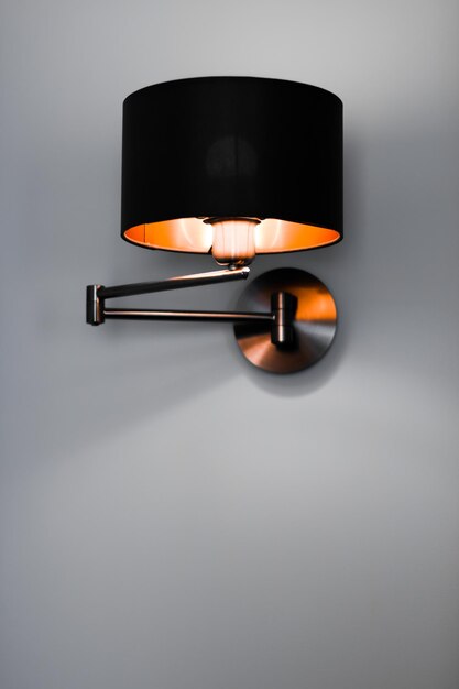 Brązowa lampa w pokoju eleganckie nowoczesne oświetlenie do wystroju domu
