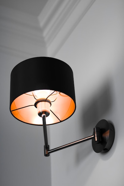 Brązowa lampa w pokoju eleganckie nowoczesne oświetlenie do wystroju domu
