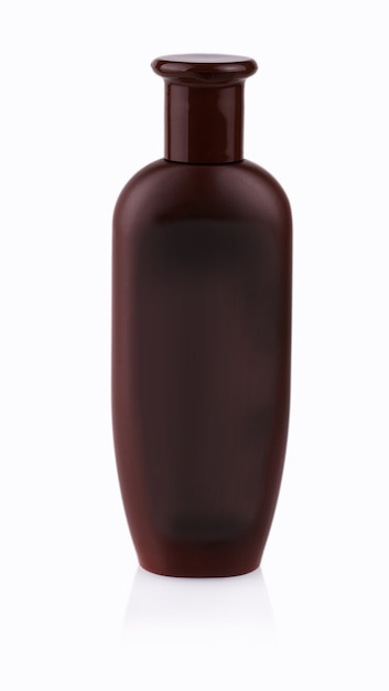 Brązowa plastikowa butelka z żelem pod prysznic na białym tle.