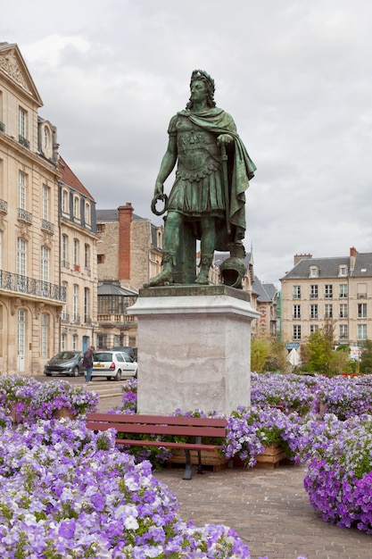 Brązowa posąg Ludwika XIV w Caen.