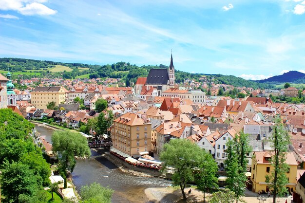 Brązowe dachy czeskiego miasta Krumlov