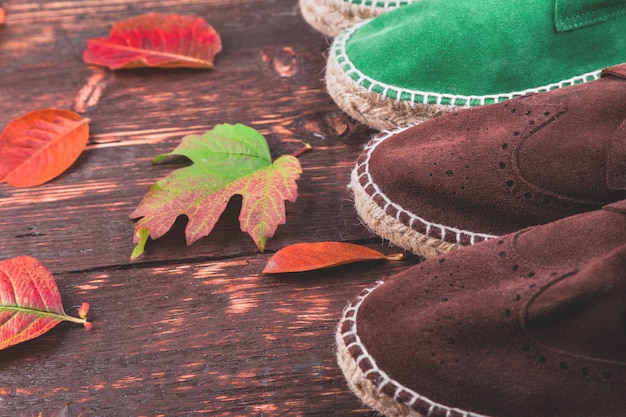 Brązowe i zielone zamszowe buty męskie espadryle na drewnianych z liśćmi.