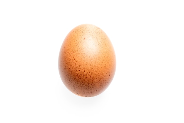 Brązowe jajko kurze na białym tle