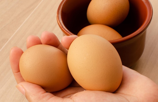 Brązowe jajo kurze Jaja z punktu widzenia żywności są pokarmem pochodzenia zwierzęcego, który może pochodzić od kilku gatunków zwierząt, w tym ptaków gadów płazów i ryb Są spożywane przez ludzi