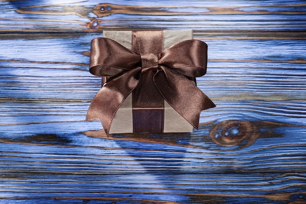 Zdjęcie brązowe pudełko na prezent na zabytkowej drewnianej desce