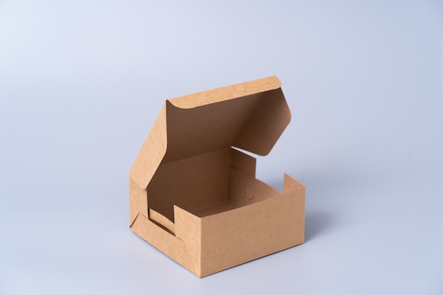 Brązowe pudełko papierowe do pakowania żywności. karton na szarym.