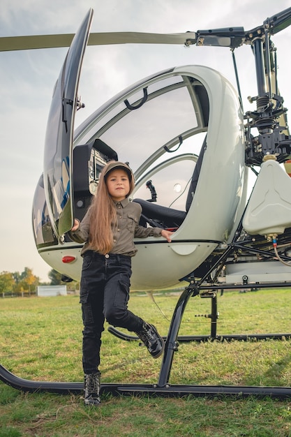 Brązowowłosa Animowana Dziewczyna W Czapce Z Daszkiem Stojąca W Pobliżu Helikoptera