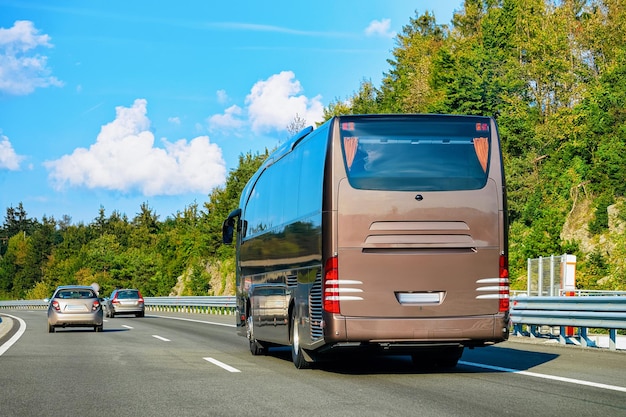 Brązowy autobus turystyczny na drodze w Polsce. Koncepcja podróży.